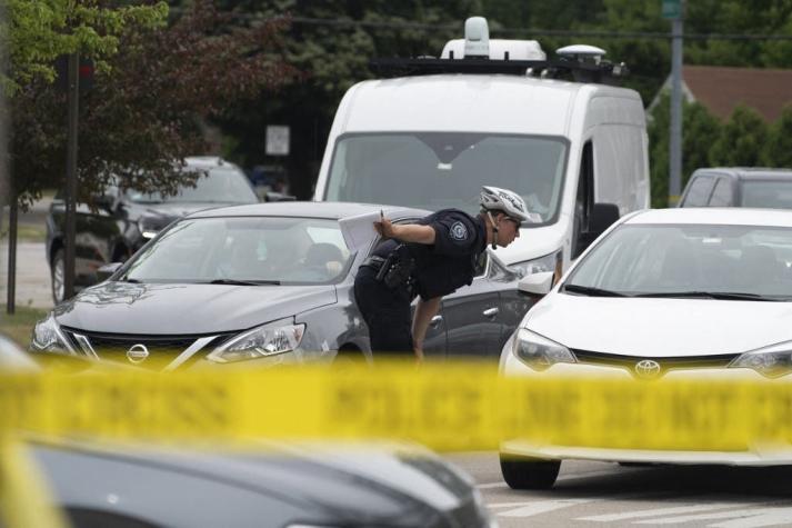 Al menos 6 muertos y 24 heridos en tiroteo en desfile cerca de Chicago