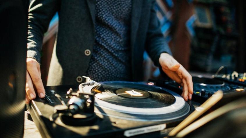 Critican a DJ por canción que puso en baile de graduación en que había joven en silla de ruedas