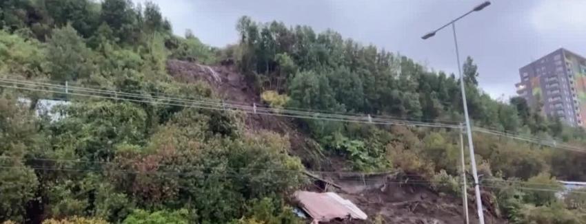 Derrumbe en cerro de Puerto Montt destruye una vivienda y deja dos con graves daños