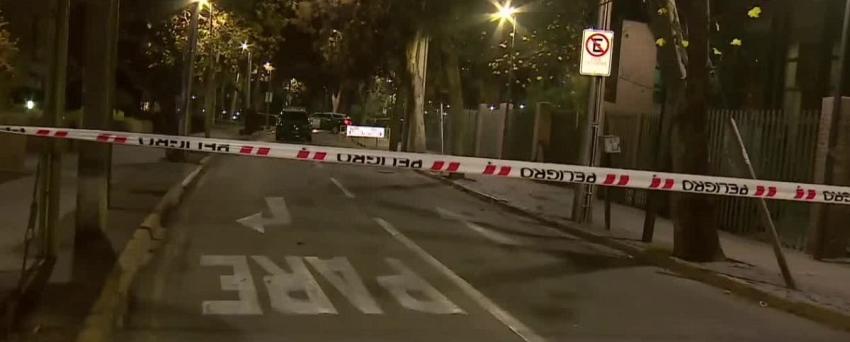 Artefacto explosivo fue detonado en frontis de edificio en Las Condes