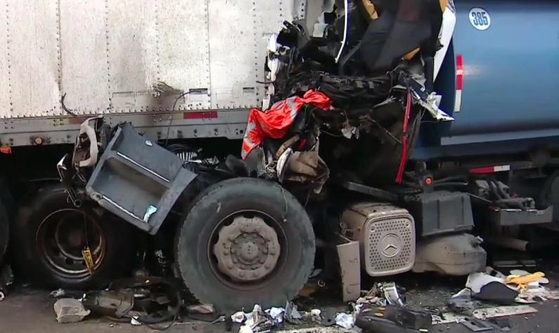 Violenta colisión entre camiones de alto tonelaje deja a un conductor lesionado de gravedad en Renca