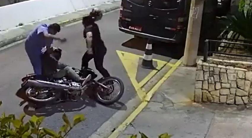 [VIDEO] Pareja da brutal golpiza a motochorro que los intentó asaltar