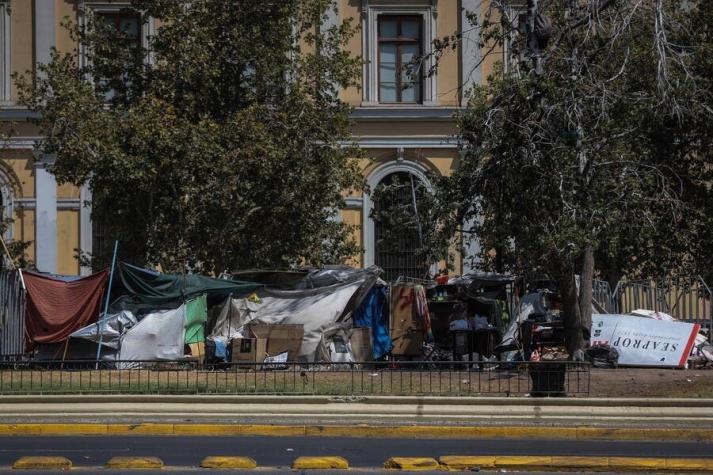 Alcaldesa de Santiago pide al gobierno espacio de acogida masivo para familias en situación de calle