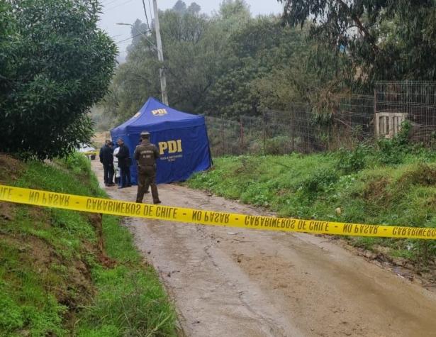 Hallan cadáver de una mujer en plena vía pública en Quilpué: No descartan participación de terceros