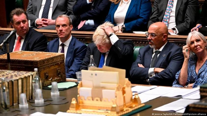 Primer ministro británico Boris Johnson rechaza llamados de sus ministros a dimitir