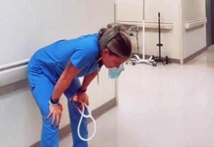 Enfermera que se grabó tras la muerte de un paciente se llena de críticas en internet