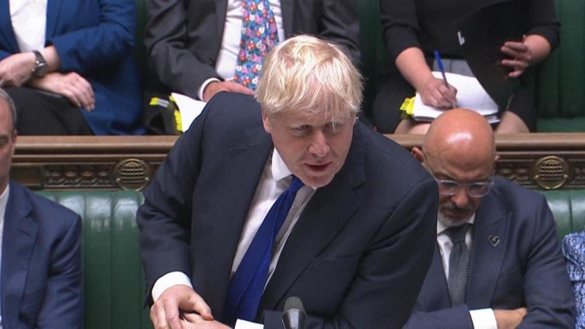 [VIDEO] Entre renuncias y escándalos Boris Johnson pende de un hilo y se queda solo en el poder
