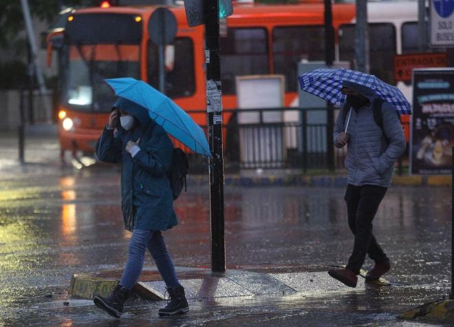 Sistema frontal en Santiago: Lluvias se extenderían desde el sábado hasta el lunes