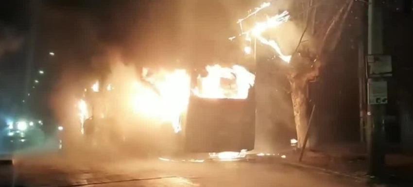 Bus del transporte público fue quemado por desconocidos en Estación Central
