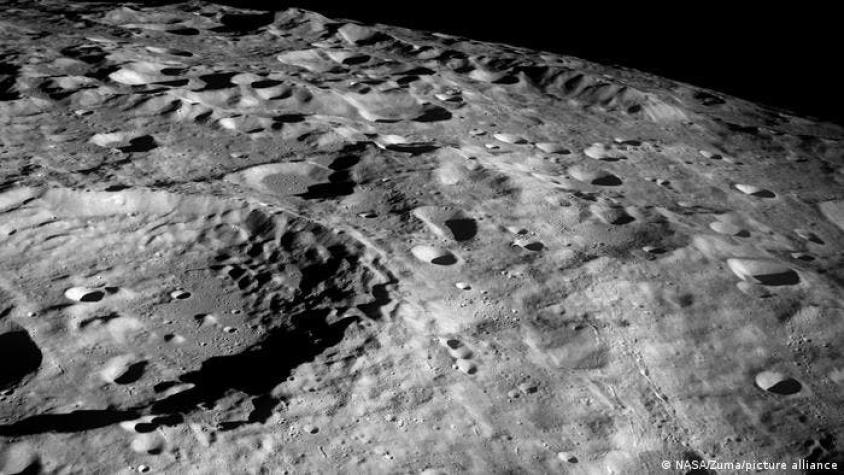 La Luna habría recibido menos impactos en su superficie de lo que se pensaba, sugieren científicos