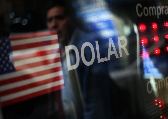 Dólar recupera fuerzas: cierra en alza sobre $970 y marca la mayor subida semanal en más de 13 años