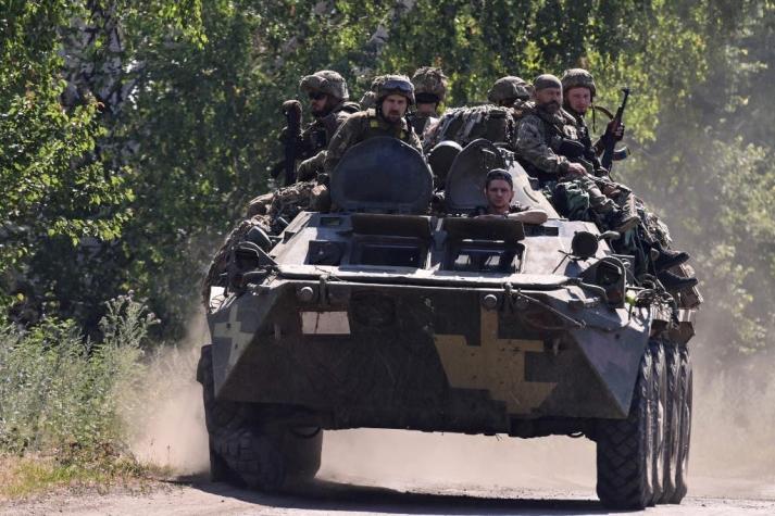 Fuerzas rusas mantienen bombardeo sobre región de Donetsk, Ucrania aguarda nueva ayuda