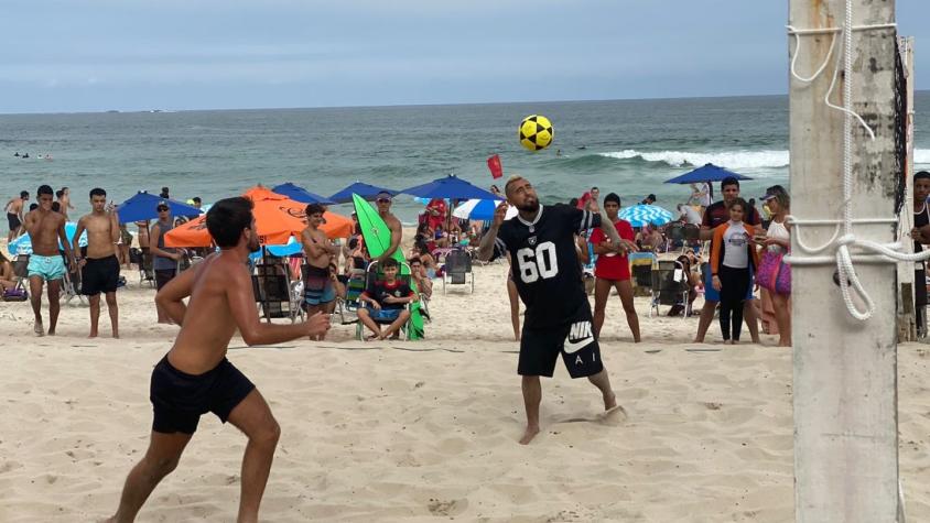 [VIDEO] Relajado: Captan a Vidal jugando fútbol en playa de Río con hinchas