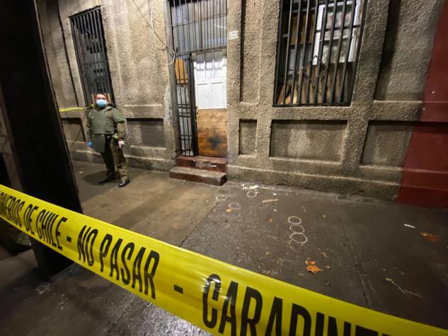 Mujer muere tiroteada en la puerta de su casa en el centro de Santiago