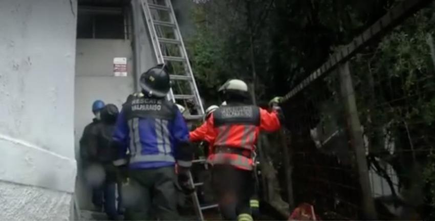 [VIDEO] Derrumbe deja a ocho personas atrapadas en Valparaíso