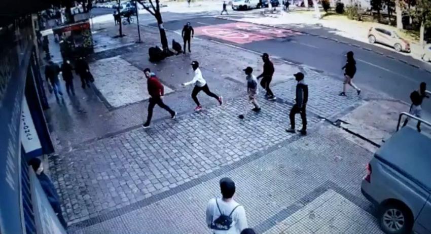 Detienen a tres sujetos por robo en Santiago: video captó que víctima fue apuñalada en plena Alameda Detienen a tres sujetos por robo en Santiago: video captó que víctima fue apuñalada en plena Alameda