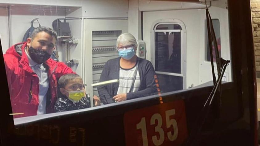 "El mejor regalo del mundo": Abuela cumple sueño de su nieto y logra que "conduzca" tren del Metro