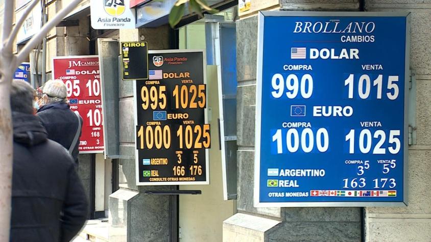 [VIDEO] Precio del dólar se instala sobre los mil pesos: Anticipan mayor impacto en la inflación