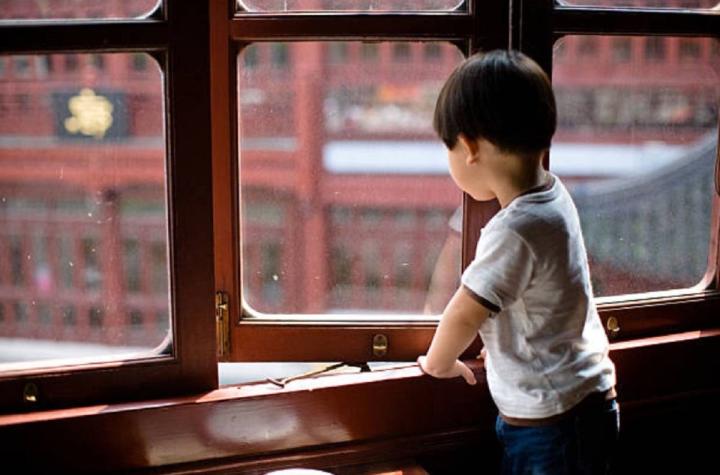 Hombre abandonó a un niño de 5 años en el colegio tras descubrir que no era su hijo