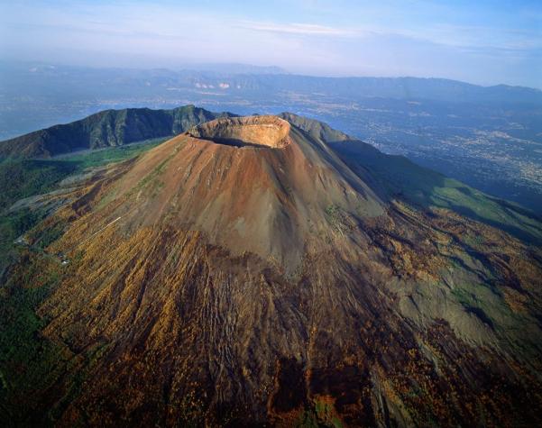 Turista cae al cráter del Monte Vesubio: Intentó salvar su celular y sobrevivió