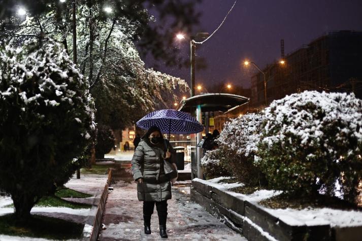 Continuarán bajas temperaturas: Este jueves nevó en distintos sectores de la Región Metropolitana