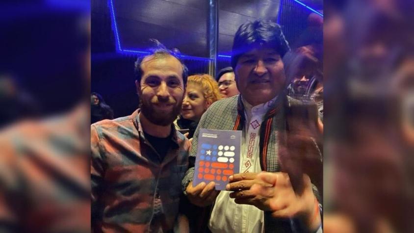 "¿Vamos a ganar el referéndum?": El momento en que Evo Morales posó con el borrador constitucional