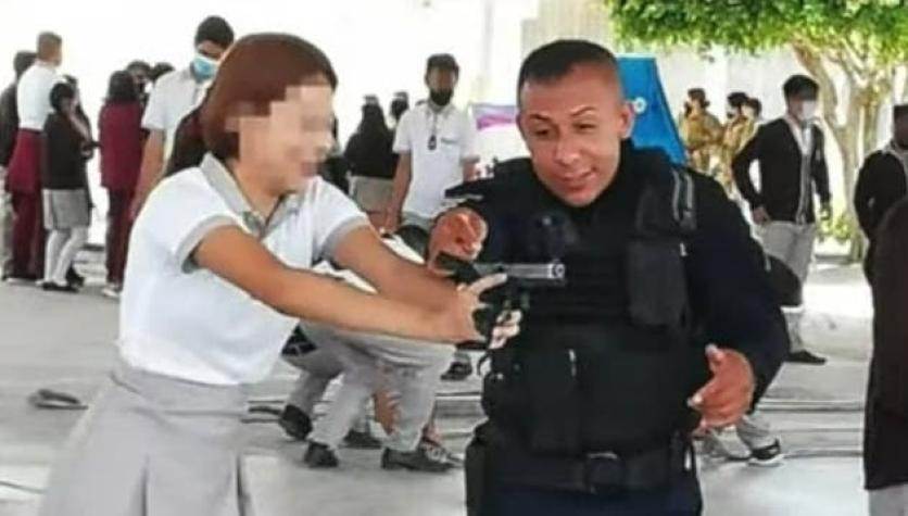 Imágenes de policías entrenando a escolares a usar armas causan indignación en México