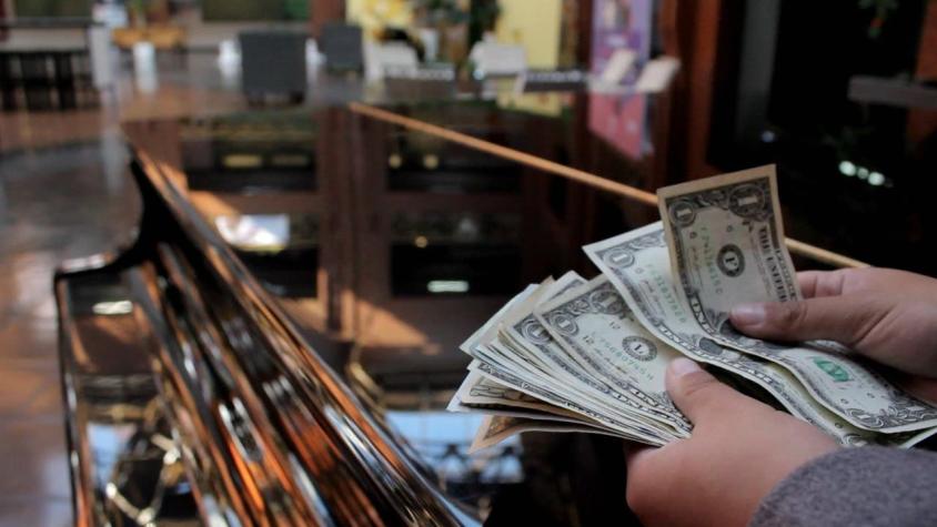 Fuerte caída del dólar tras anuncio de intervención: Billete verde quedó bajo los mil pesos