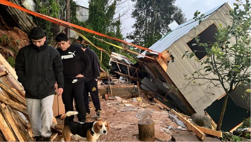 Deslizamiento de tierra derriba casa en Lirquén