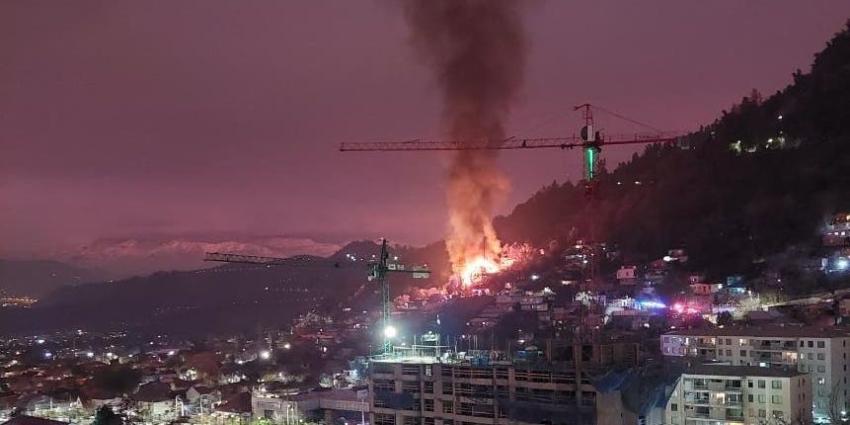 Incendio se registra en casas aledañas a cerro San Cristóbal en Recoleta