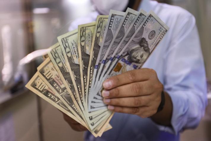 Dólar retrocede nuevamente a $ 940 tras alza del cobre y anuncio de intervención del Banco Central