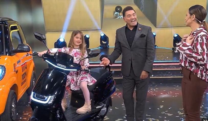 "Agárrala": Niña de 7 años protagoniza incidente tras acelerar una moto durante programa en vivo