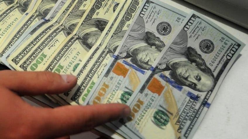 Análisis indica que hasta $230 del alza del dólar se explica por un “castigo político” interno