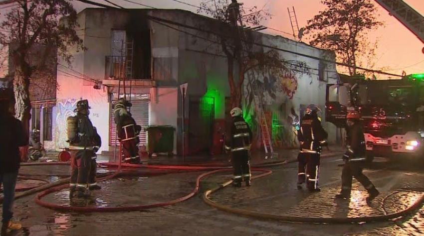 Un fallecido dejó incendio en inmueble del centro de Santiago