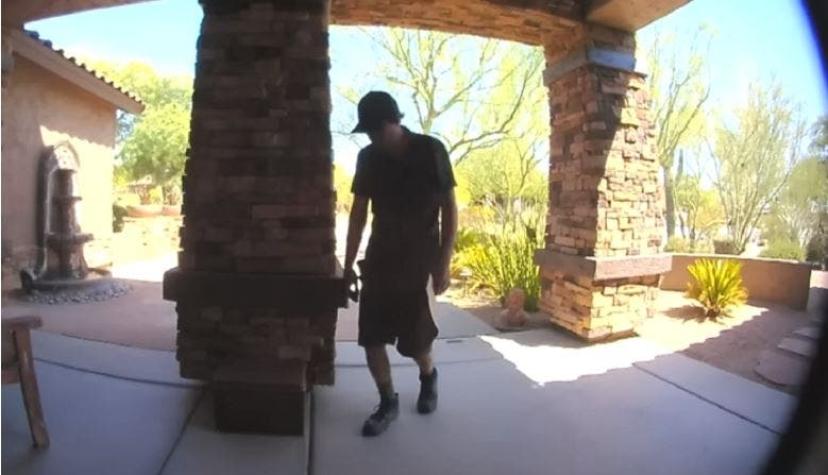 Video capta a repartidor que se desvanece en la puerta de una casa por la ola de calor en Arizona