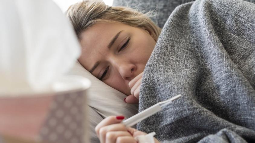 En qué se diferencia el covid de una gripe fuerte (pese a que los síntomas se parecen cada vez más)