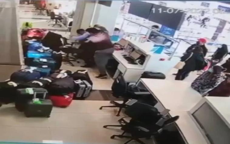 VIDEO: Funcionario del aeropuerto de Calama sufre violenta agresión de pasajero
