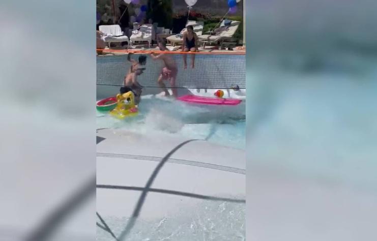 Aterrador momento fue grabado: Fondo de piscina colapsó y arrastró a dos personas en Israel