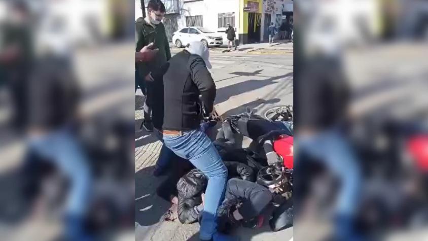 Carabinero que esperaba para cortarse el pelo detuvo a tres motochorros en Estación Central