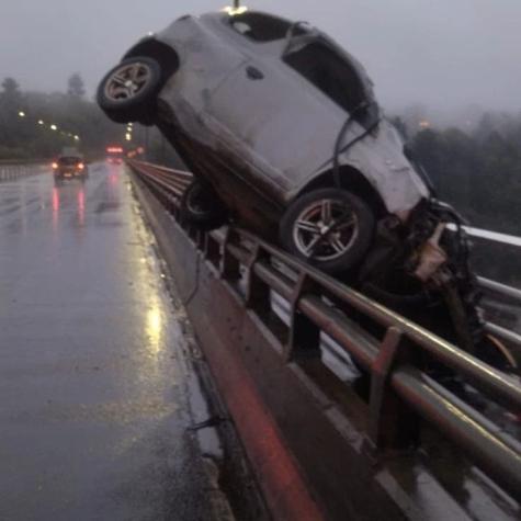 Auto se accidentó en puente de Malleco y quedó a centrímetros de caer de este