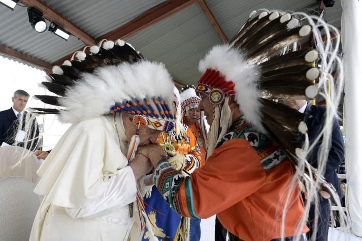 El Papa pide perdón por el "mal" causado a indígenas en Canadá