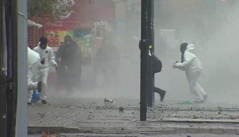 [VIDEO] Regresan los "overoles blancos" con bombas molotov en Santiago: Un alumno fue detenido