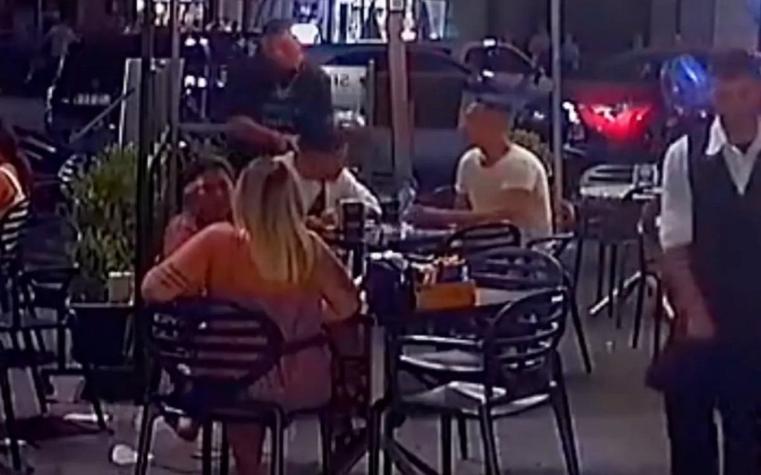 Ladrón devolvió reloj a turista tras percatarse que era una imitación: el video se hizo viral