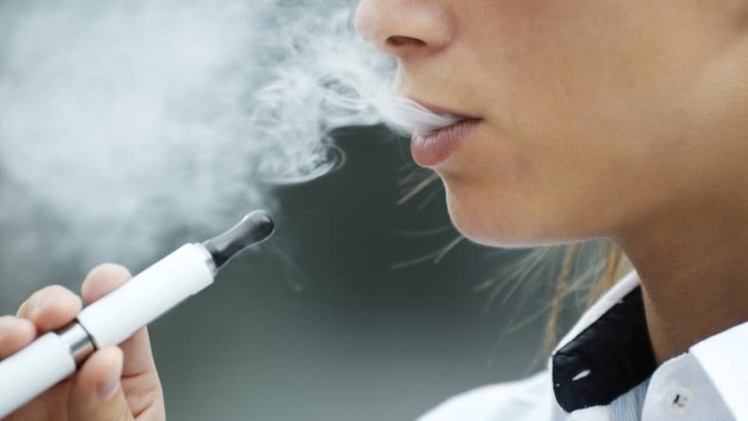 "Como si fumaran 20 cigarrillos al día": los riesgos de los populares cigarrillos electrónicos