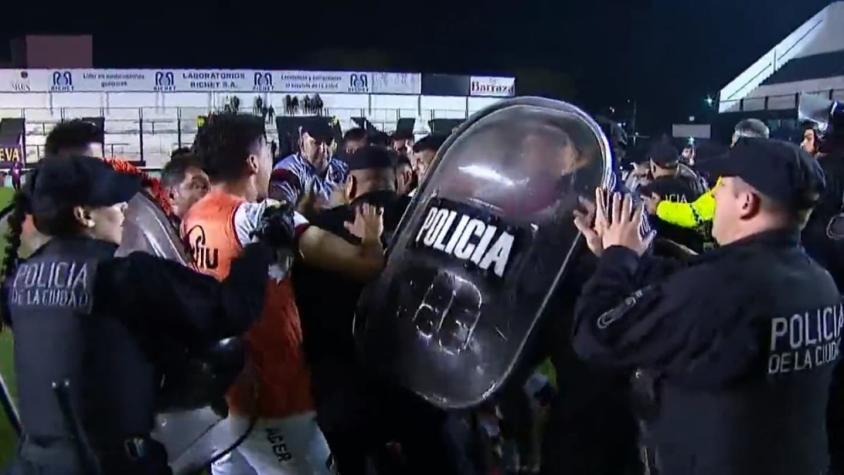 "Me dan ganas de irme a casa": DT de Patronato explota tras pelea con la Policía en fútbol argentino