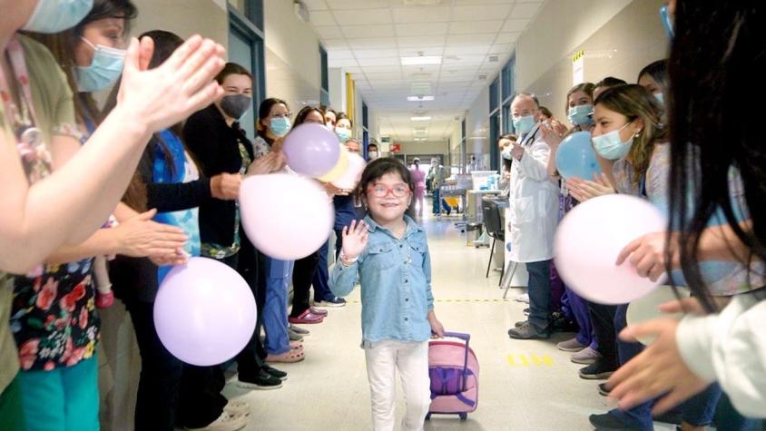 “Es el mejor día de mi vida”: Niña recibe el alta médica tras 7 años de tratamientos en Los Ángeles
