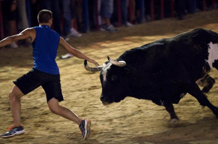 Joven en la UCI luego de ser corneado por un toro en plena corrida en España