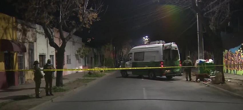 Mujer fue asesinada en asalto a almacén en Santiago Centro: Recibió un disparo en su cuello