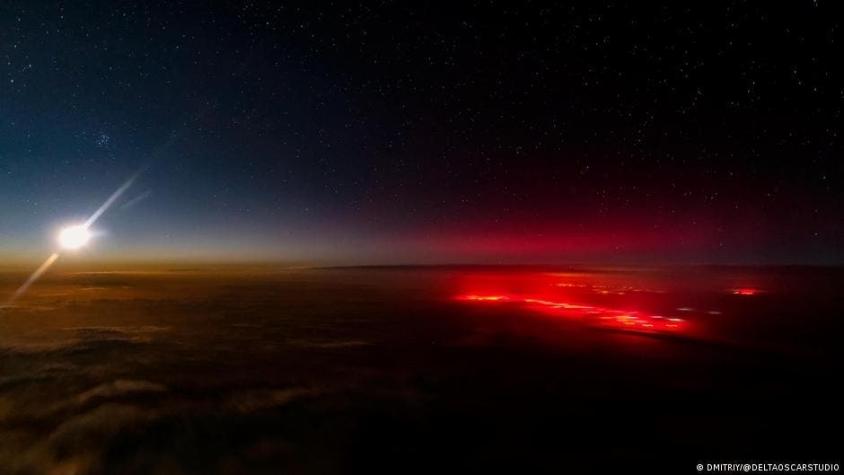 Un piloto detecta un extraño resplandor rojo bajo las nubes mientras sobrevuela el océano Atlántico