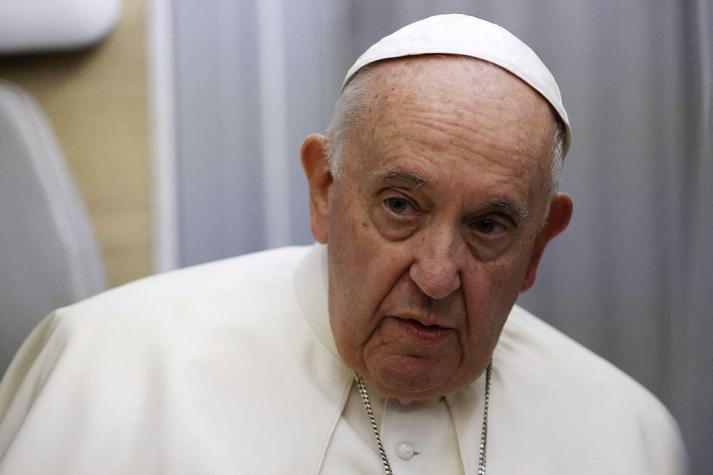 El papa admite que deberá reducir su ritmo de viajes o hacerse "a un lado"